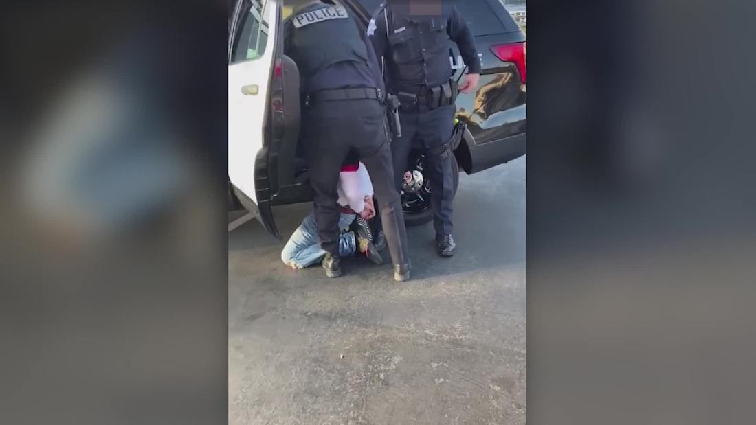 Policías esposan a joven que supuestamente sufría de autismo - CNN Video