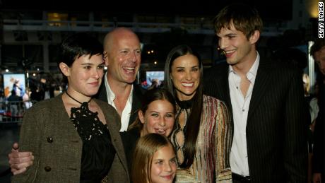 200204100154-ashton-kutcher-says-he-stays-in-touch-with-demis-moores-daughters-large-169.jpg