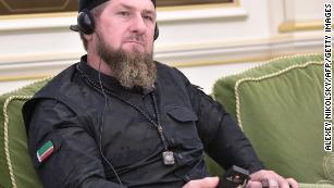 Kadyrov se předvádí v „maskáčích“ Louis Vuitton, nosí i boty Prada