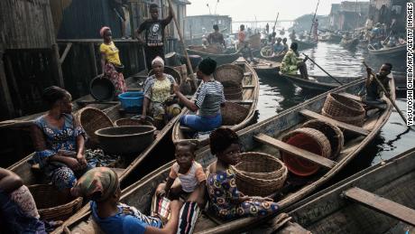 rybacy i kobiety Na drodze wodnej w Makoko 2 marca 2019 r.