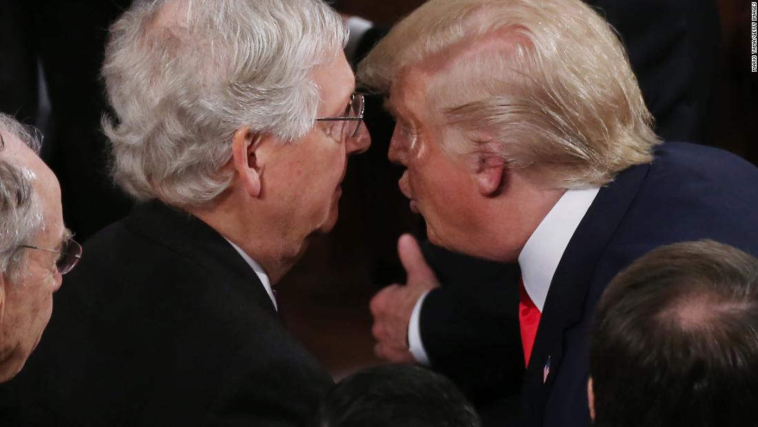 La comedia de McConnell intenta no hablar de Donald Trump