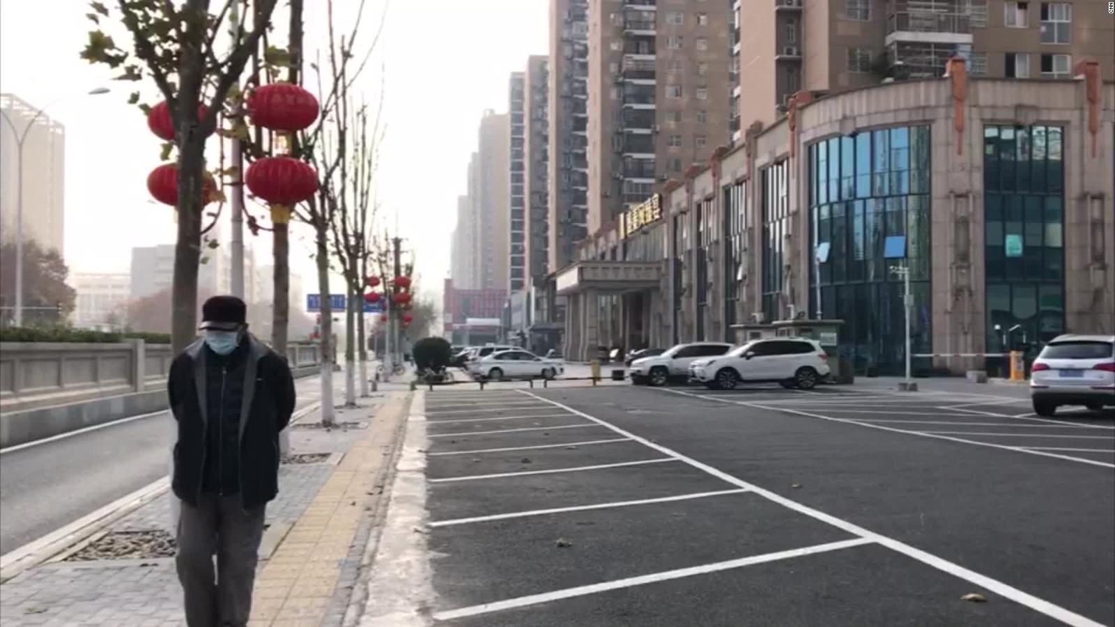 Человек на фоне пустой улицы