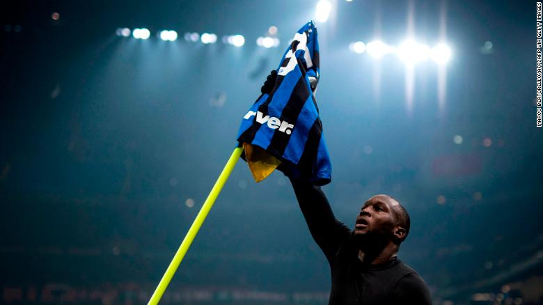 Inter Milan&#39;s forward Romelu Lukaku celebrates after making it 4-2.