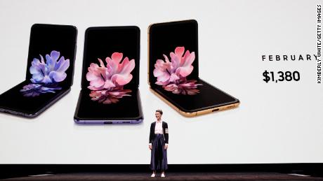 Samsung and Apple&#39;s war for the best high-end smartphone is leading to ridiculous prices