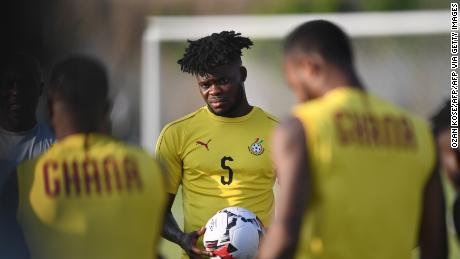 Partey (C) attends a training session at the Ismailia Stadium, on June 28, 2019, on the eve of the 2019 Africa Cup of Nations (CAN) group F football match between Cameroon and Ghana. 