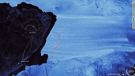 Using radar images from the Copernicus Sentinel-1 mission, the animation shows the evolution of the two emerging cracks in the Pine Island Glacier. The areas of Paris and Manhattan are used to show the scale of the glacier's cracks. The Copernicus Sentinel-1 mission carries radar, which can return images regardless of day or night and allows for year-round viewing.