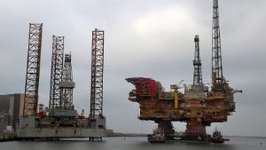 Shell's Brent Delta Topside offshore oil drilling rig platform is towed by tug boats up the River Tees to Able Seaton Port for decommissioning in England on May 2, 2017. 
. / AFP PHOTO / SCOTT HEPPELL        (Photo credit should read SCOTT HEPPELL/AFP via Getty Images)