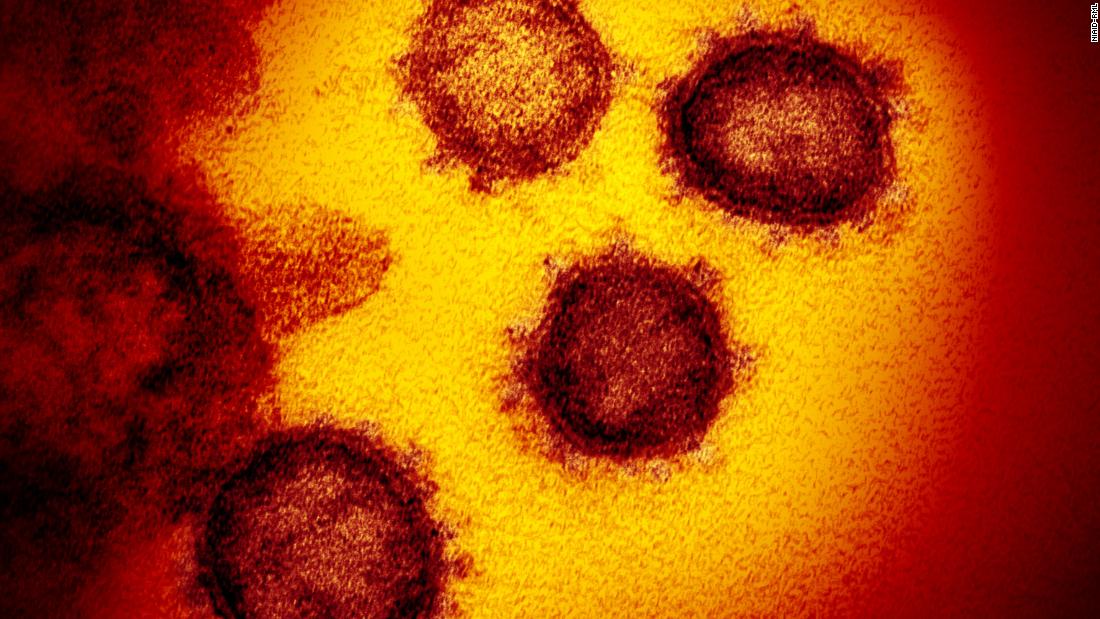 El coronavirus puede propagarse por el aire, reconoce la guía actualizada de los CDC