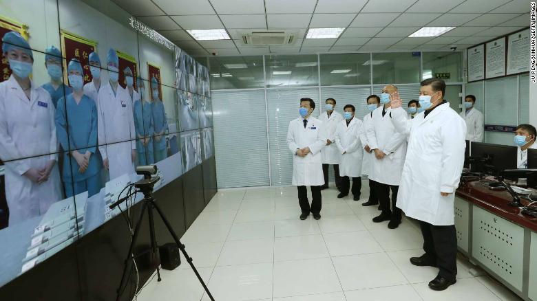 O presidente chinês Xi Jinping conversa com a equipe médica de plantão através de um link de vídeo no Hospital Ditan de Pequim, em Pequim, em 10 de fevereiro.