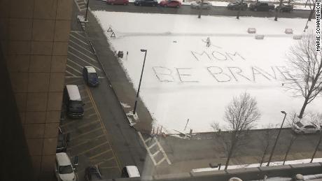 A cancer patient&#39;s daughter saw this blank patch of grass outside her mom&#39;s hospital window and decided to leave her a message.