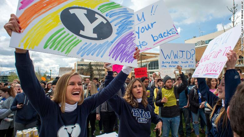 Estudantes protestam contra investigações da BYU de estudantes LGBTQ. 