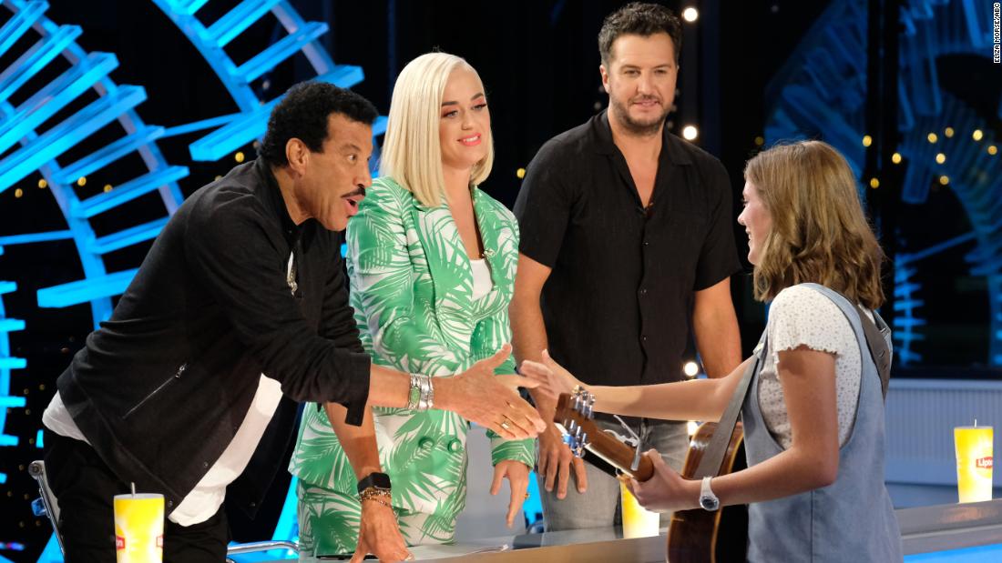 'American Idol' contestant faints following performance
