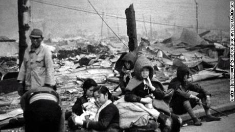 Tokyo-beboere, der mistede deres hjem som et resultat af den amerikanske bombning af luftangreb;Operation Meetinghousekvot; udført den 10.marts 1945. Det luftangreb blev senere anslået til at være dødlisten i historien. Tokyo-beboere, der mistede deres hjem som følge af det amerikanske bombeangreb 