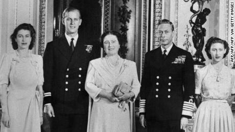Princess Elizabeth (futura Rainha Elizabeth II); Philip Mountbatten (também Duque de Edimburgo); Rainha Elizabeth (futura Rainha Mãe), Rei George VI e Princesa Margaret posam em 1947.