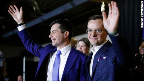 Buttigieg, left, and her husband Chasten Buttigieg recognize supporters after speaking at a nightly caucus event on Saturday February 22, 2020, in Las Vegas. (Photo AP / Patrick Semansky)