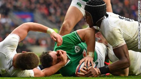 Ireland&#39;s centre Robbie Henshaw gets the ball down to score his side&#39;s first try in the 24-12 defeat to England.