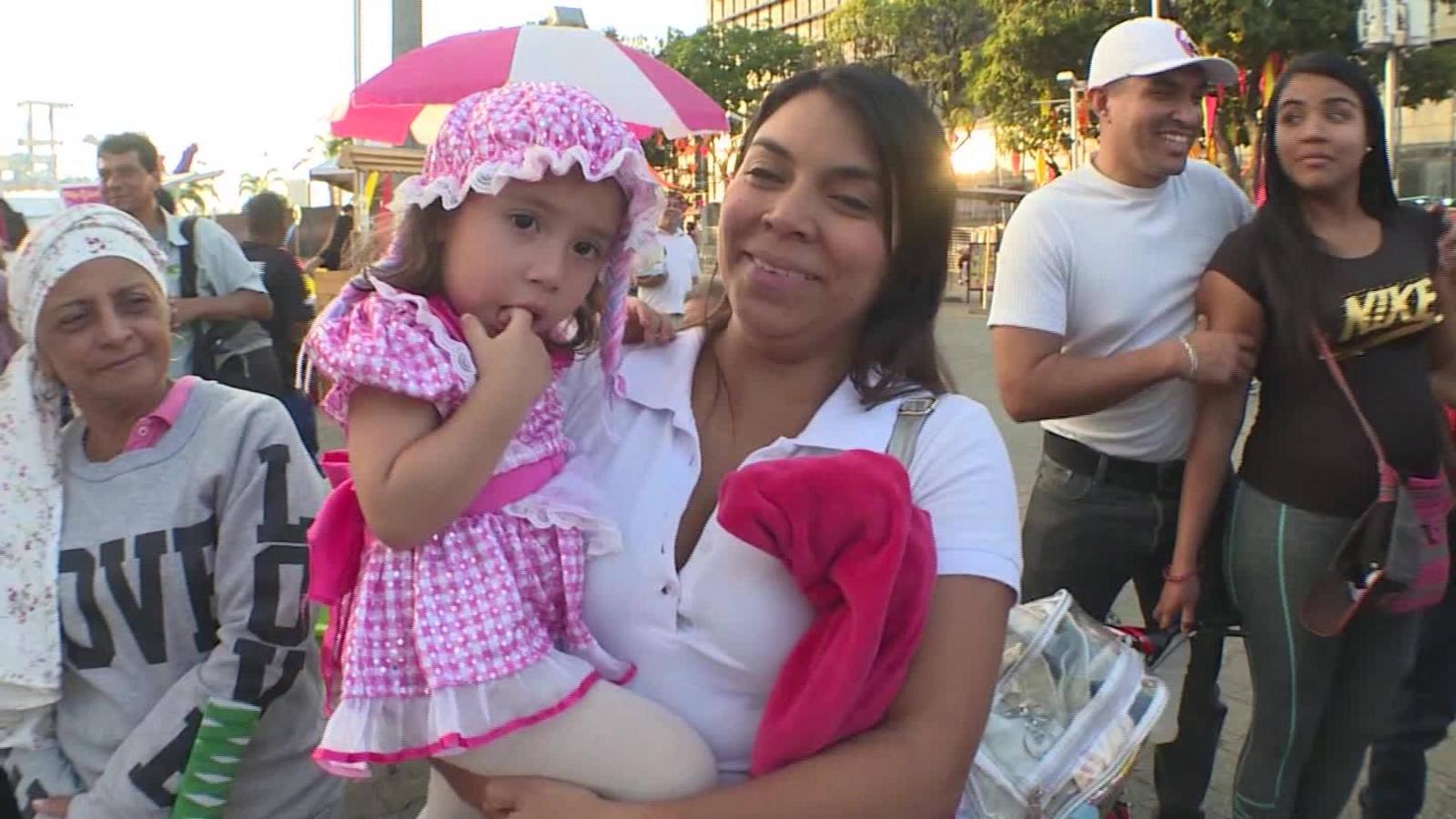 Venezolanos continúan con la tradición del carnaval pese a la crisis