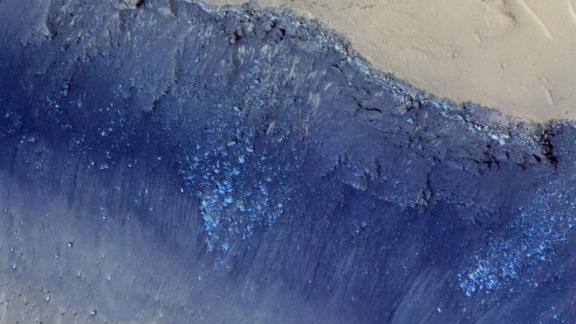 Los terremotos más grandes detectados por InSight de la NASA parecen haberse originado en una región de Marte llamada Cerberus Fossae, fotografiada por la cámara HiRISE en el Mars Reconnaisance Orbiter de la NASA.