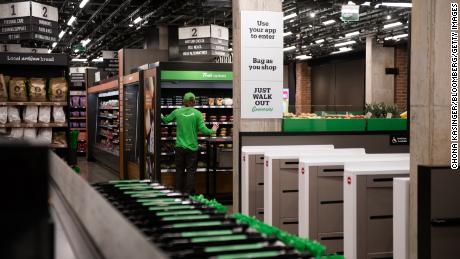 Amazon a développé des magasins Go sans caissiers.  D'autres détaillants tentent de monter à bord.