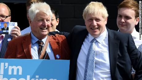 Boris Johnson e seu pai Stanley, fotografados em 2019.