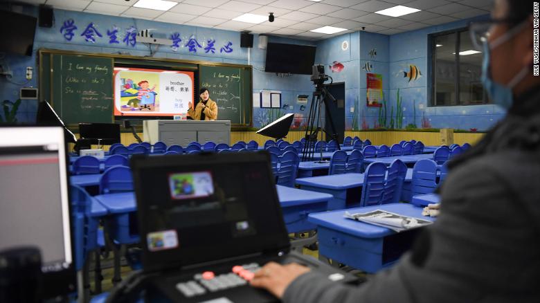 An English teacher gives online tuition to students at Lushan International Experimental Primary School in Changsha, central China&#39;s Hunan Province, Feb. 10, 2020.
