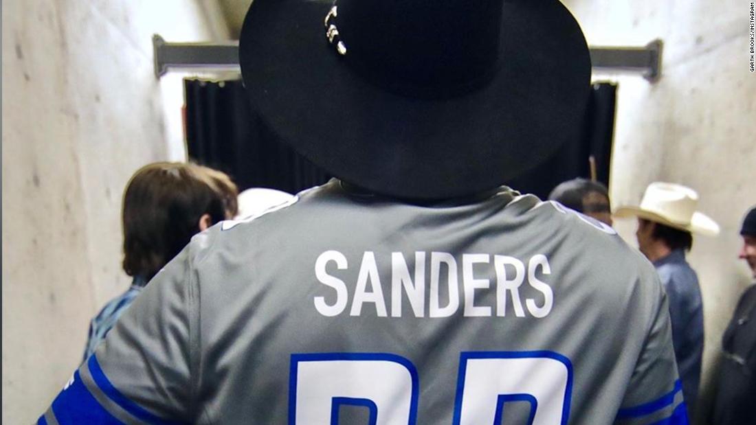 Barry Sanders jokingly asks Garth Brooks to be his VP following