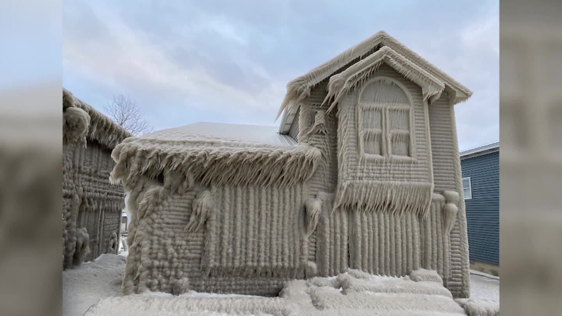 El hielo cubre por completo casas a la orilla de un lago - CNN Video