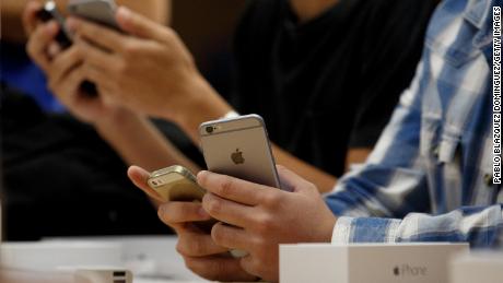 Customers hold their new and old iPhones to get them set up at Puerta del Sol Apple Store as Apple launches iPhone 6 and iPhone 6 Plus on September 26, 2014 in Madrid, Spain. Customers started to queue 20 hours prior to the opening of the store for the launch of Apple&#39;s new smartphones.  (Photo by Pablo Blazquez Dominguez/Getty Images)