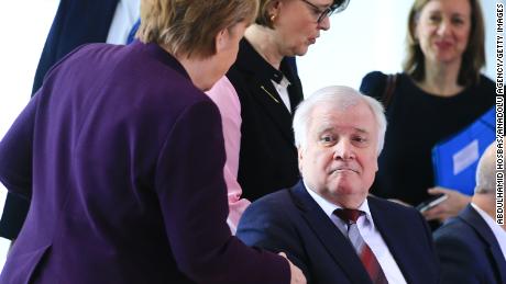 Saksan sisäministeri Horst Seehofer kieltäytyy kättelemästä Saksan liittokansleri Angela Merkeliä Berliinissä 2.maaliskuuta koronaviruksen leviämisen vuoksi.