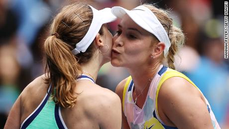  Donna Vekic o sărută pe obraz pe Alize Cornet în timp ce se întâlnesc la Australian Open 2020 în ianuarie.