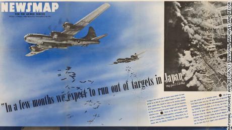 Ein Bild aus dem US National Archives zeigt einen Army Air Force Newsletter aus dem Sommer 1945.Ein Bild aus dem US National Archives zeigt einen Army Air Force Newsletter aus dem Sommer 1945. Zehntausende weitere Menschen wurden getötet, und Feuerbomben folgten auf die großen Städte Nagoya, Osaka und Kobe. Die US-Bomber zielten dann auf 