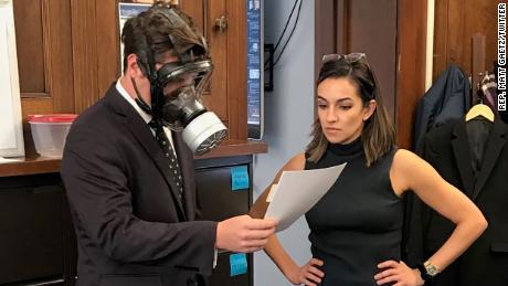 Gaetz vu avec un masque à gaz début 2020.