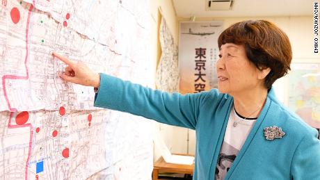 Haruyo Nihei, en overlevende af det dødbringende enkelt bombeangreb i menneskets historie, ser på kort på Tokyo Air Raids Center for krigsskader