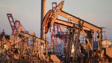 Oil rig pumpjacks, also known as thirsty birds, extract crude from the Wilmington Field oil deposits area where Tidelands Oil Production Company operates near Long Beach, California July 30, 2013. REUTERS/David McNew  (UNITED STATES - Tags: ENERGY BUSINESS)