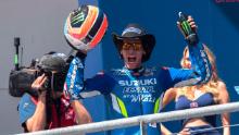 Alex Rins își sărbătorește victoria pe podium la finalul Marelui Premiu American MotoGp Red Bull Americas.