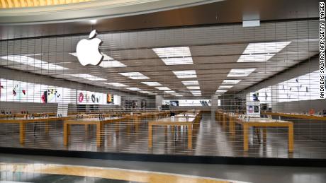 Apple temporarily shuts stores outside Greater China