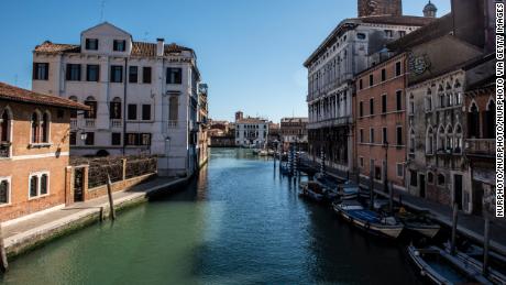 Apa canalului din Veneția pare mai clară, deoarece coronavirusul ține vizitatorii la distanță