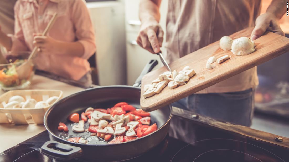 Memasak bisa  menjadi hobi baru di rumah