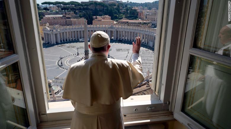 האפיפיור מעביר את ברכתו מתוך הספרייה האפוסטולית בוותיקן ב -15 במרץ.