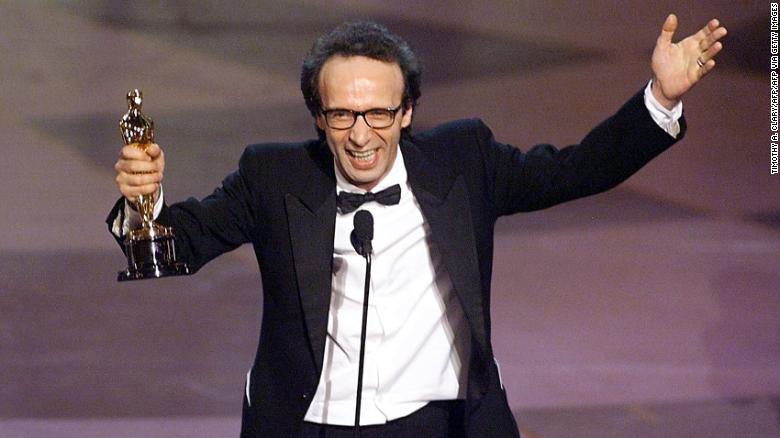 Roberto Benigni holds his Oscar after winning the best actor for his performance in "Life is Beautiful" in 1999. (ELECTRONIC IMAGE)  AFP PHOTO/Timothy A. CLARY (Photo credit should read TIMOTHY A. CLARY/AFP via Getty Images)