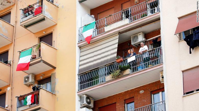 Italians sing together as radio stations broadcast national anthem