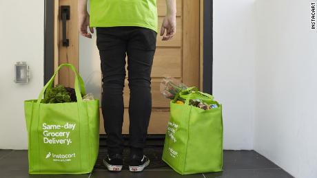 Instacart prévoit d'embaucher 300 000 travailleurs supplémentaires alors que la demande augmente pour les livraisons d'épicerie