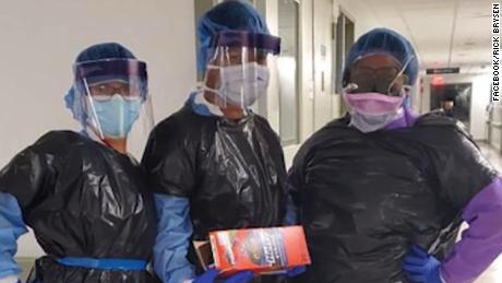 See doctors react to photo of nurses wearing trash bags