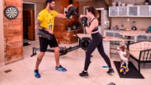 Evandro Guerra, jucătorul echipei naționale de volei din Brazilia, se antrenează acasă cu soția sa.