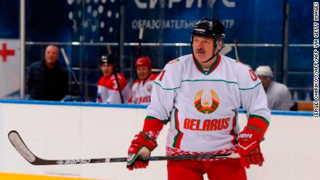 & # 39; Mai bine să mori în picioare decât să trăiești în genunchi & # 39; spune președintele belarus, Alexander Lukashenko, la meciul de hochei pe gheață