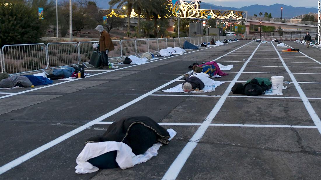 Las Vegas homeless placed in outdoor parking lot as 'temporary shelter' -  ABC News