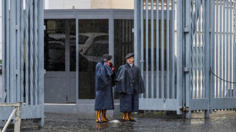 משמרות שווייץ עומדות בשער כניסה לוותיקן במהלך הנעילה באיטליה.