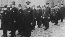 Poliția din Seattle poartă măști pentru față în timpul epidemiei de gripă din 1918, care a pretins viața a milioane de oameni din întreaga lume.