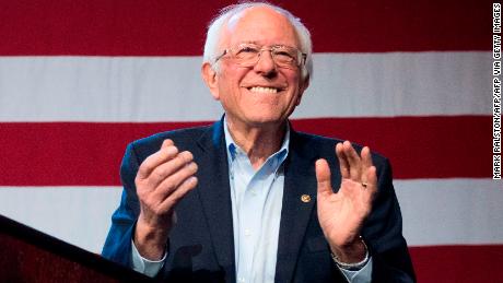 Bernie Sanders, senador de Vermont, en el Centro de Convenciones el 1 de marzo de 2020 en los Ángeles, California. 