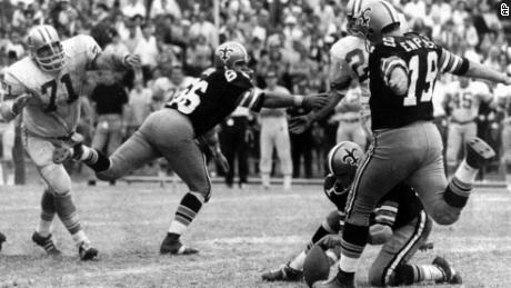 Tom Dempsey breaks the NFL&#39;s field goal record with a 63-yarder during a November 1970 game. 